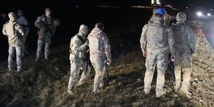 Σωστικά συνεργεία μετά τη συντριβή του αεροσκάφους στην Τουρκία