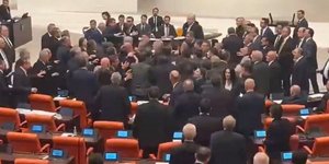 Ξύλο μεταξύ βουλευτών στο τουρκικό Κοινοβούλιο