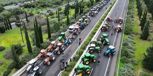 Πανοραμική εικόνα από το μπλόκο αγροτών στον Ε65 στην έξοδο του Μπράλου 