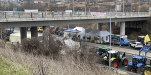 Αγροτικά τρακτέρ παρατεταγμένα σε μπλόκα