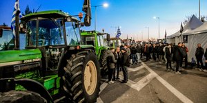 Συνεχίζονται και σήμερα τα μπλόκα των αγροτών 