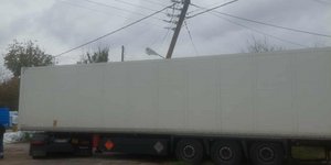 Νταλίκα έπεσε πάνω σε κολόνα της ΔΕΗ