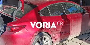 Το αυτοκίνητο που «καρφώθηκε» στην είσοδο πολυκατοικίας