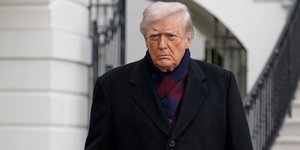 Ο Ντόναλντ Τραμπ με κασκόλ