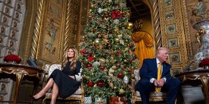 Ο Ντόναλντ και η Μελάνια Τραμπ μιλά με παιδιά κατά το «NORAD Tracks Santa» στο κλαμπ του Mar-a-Lago, την Τετάρτη 24 Δεκεμβρίου 2025 