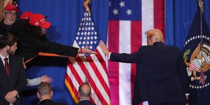 Ο πρόεδρος των ΗΠΑ, Ντόναλντ Τραμπ χαιρετά οπαδούς του