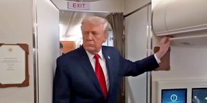 Ο Τραμπ μιλούσε στους δημοσιογράφους και κάποιος προσπαθούσε να βγει από την τουαλέτα