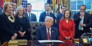 Ο Ντόναλντ Τραμπ μιλά σε δημοσιογράφους στο Οβάλ Γραφείο