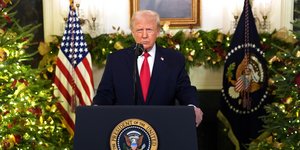 Ο Ντόναλντ Τραμπ απευθύνεται στο έθνος κατά τη διάρκεια ομιλίας του στον Λευκό Οίκο