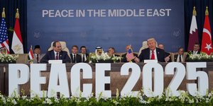 Ο Ντόναλντ Τραμπ στην υπογραφή της ειρηνευτικής συμφωνίας για τη Μέση Ανατολή με τους συμμάχους του