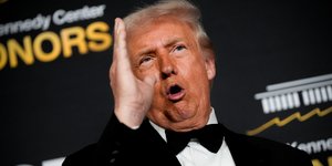 Ο Ντόναλντ Τραμπ στο κόκκινο χαλί πριν από την 48η Τελετή Τιμητικών Βραβείων Kennedy, την Κυριακή, 7 Δεκεμβρίου 2025, στο Κέντρο Τεχνών John F. Kennedy στην Ουάσινγκτον