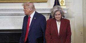 Ο Ντόναλντ Τραμπ με την προσωπάρχη του Λευκού Οίκου, Σούζι Γουάιλς