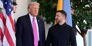 Ο Βολοντίμιρ Ζελένσκι προσπαθεί να μη χάσει την επικοινωνία με τον Ντόναλντ Τραμπ