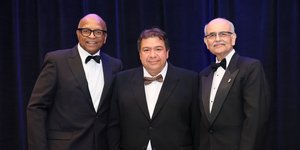 Στη μέση ο καθηγητής Γεώργιος Τσουλφάς