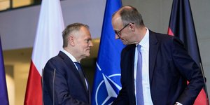 Ο καγκελάριος της Γερμανίας Φρίντριχ Μερτς (δεξιά) και ο πρωθυπουργός της Πολωνίας Ντόναλντ Τουσκ (αριστερά)