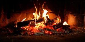 Ξύλα που καίγονται στο τζάκι