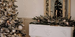 Χριστουγεννιάτικη διακόσμηση: 4 ιδέες για να στολίσετε το τζάκι του σπιτιού σας