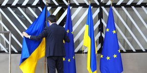 Σημαίες της ΕΕ και της Ουκρανίας