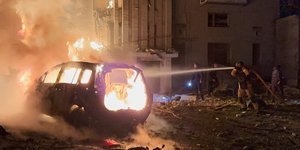 Φλεγόμενο όχημα από ρωσικό πλήγμα στην περιοχή Σούμι της ανατολικής Ουκρανίας 