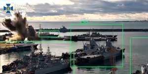 Η στιγμή που ουκρανικά drones χτυπούν ρώσικο υποβρύχιο στη Μαύρη Θάλασσα