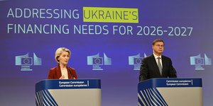 Ούρσουλα Φον ντερ Λάιεν και ο επίτροπος Οικονομίας Βλάντις Ντομπρόφσκις κάνουν δηλώσεις για την χρηματοδότηση της Ουκρανίας