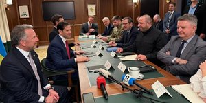 Στιγμιότυπο από τις διαπραγματεύσεις ΗΠΑ-Ουκρανίας για τον τερματισμό του πολέμου