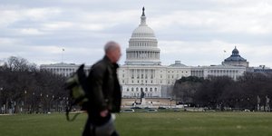 Πολίτης περνά κοντά στον Λευκό Οίκο, στην Ουάσιγκτον