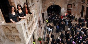 Τουρίστριες στο μπαλκόνι της Ιουλιέτας στη Βερόνα