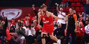 Ο Τόμας Γουόκαπ πανηγυρίζει καλάθι του Ολυμπιακού 