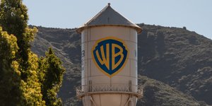 Ο εμβληματικός πύργος νερού στα στούντιο της Warner Bros. στην Καλιφόρνια των ΗΠΑ 