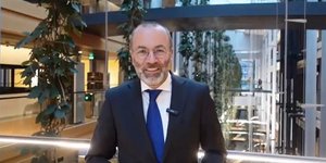 Ο πρόεδρος του ΕΛΚ, Μάνφρεντ Βέμπερ σε βιντεοσκοπημένο μήνυμά του συγχαίρει τον Κυριάκο Πιερρακάκη 