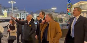 Ο συνεργάτης του Βλαντίμιρ Πούτιν, Κίριλ Ντιμιτρίεφ ξεναγεί τους Τζάρεντ Κούσνερ και Στιβ Γουίτκοφ στη Μόσχα