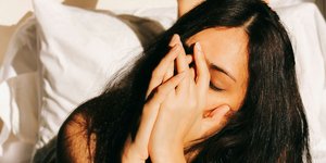 Η «σιωπηλή» φλεγμονή: Γιατί νιώθουμε μόνιμη κούραση, λιγούρες και θαμπή επιδερμίδα