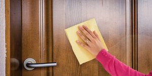 Πώς να καθαρίσετε ξύλινες πόρτες και να αποκαταστήσετε την αρχική τους λάμψη