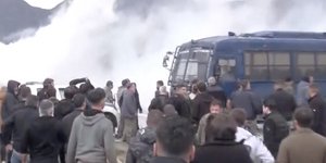 Επεισόδια ανάμεσα σε αγρότες και ΜΑΤ κοντά στο αεροδρόμιο Χανίων