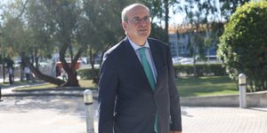 Ο Κωστής Χατζηδάκης με πράσινη γραβάτα