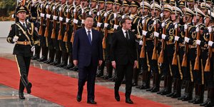 Οι πρόεδροι Κίνας και Γαλλίας, Σι Τζινπίνγκ και Εμανουέλ Μακρόν επιθεωρούν τιμητικό άγημα στο Πεκίνο 