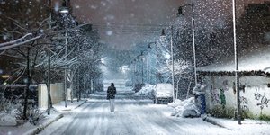 Ατομο περπατάει στο χιόνι