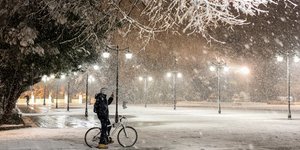 Ποδηλάτης στο χιόνι τη νύχτα