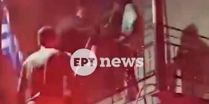 Η στιγμή που πυροσβέστες διασώζουν μητέρα και γιο από φλεγόμενο σπίτι