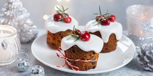 Χριστουγεννιάτικα cupcakes με γλάσο και κεράσια