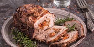 Χοιρινό ρολό γεμιστό / Φωτογραφία: shutterstock