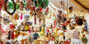 Στολίδια και γούρια στα Χριστουγεννιάτικα μπαζάρ 
