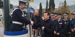 Ο Χρυσοχοΐδης μοίρασε ευχές και δώρα στον τροχονόμο στο «βαρέλι» της πλατείας Συντάγματος