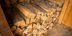 Αποθηκευμένα ξύλα για καύση στο τζάκι ή την σόμπα 
