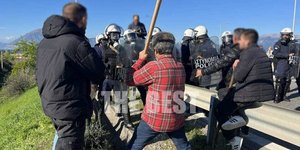 Η στιγμή που ο αγρότης χτυπάει με ξύλο τον άνδρα των ΜΑΤ στο Ρίο-Αντίρριο