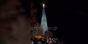Φωταγωγήθηκε χριστουγεννιάτικο δέντρο ύψους 40 μέτρων στα Χανιά