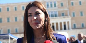 Η Σοφία Ζαχαράκη μιλά στα μικρόφωνα