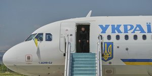 Ο Ζελένσκι κατεβαίνει από το προεδρικό αεροσκάφος