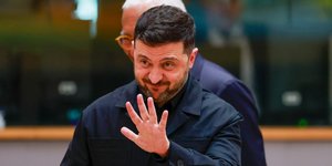 Ο Πρόεδρος της Ουκρανίας, Βολοντίμιρ Ζελένσκι, χαιρετά κατά τη διάρκεια της Συνόδου Κορυφής της ΕΕ στις Βρυξέλλες